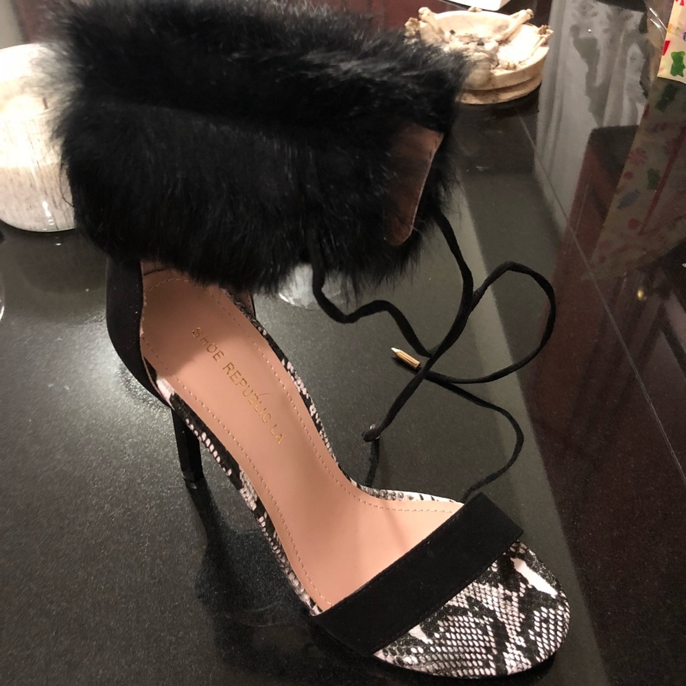 Ankle faux fur heels